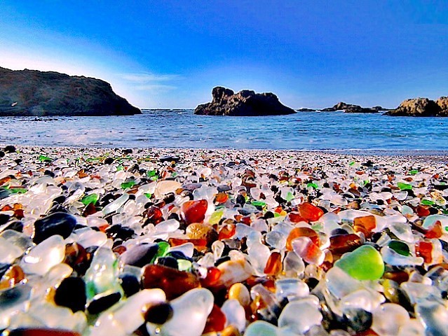 "Glass Beach" on the Ussuri Bay in Vladivostok, Russia. Пляж из обточенного тихоокеанскими волнами стекла на Уссурийском заливе, Владивосток, Россия.