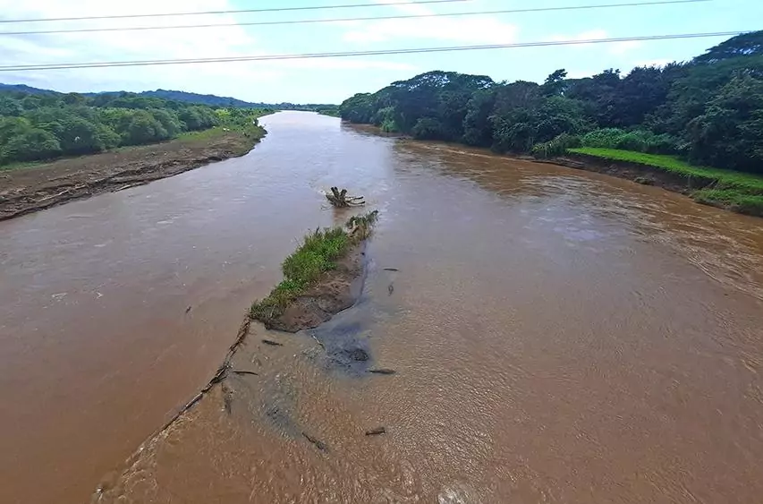 crocodile bridge costa rica tarcoles river