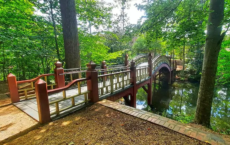 sunken garden williamsburg virginia us crim dell bridge