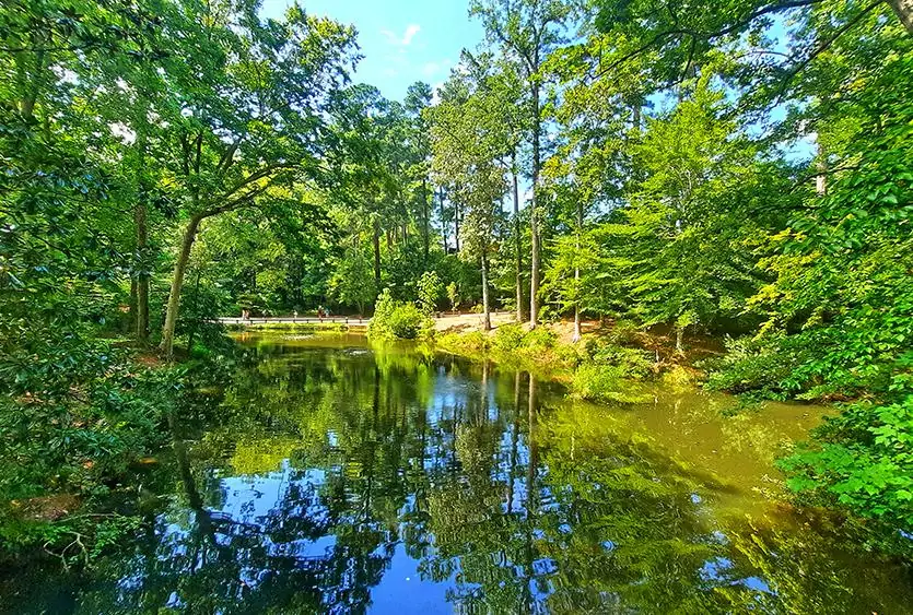 sunken garden williamsburg virginia us crim dell bridge view