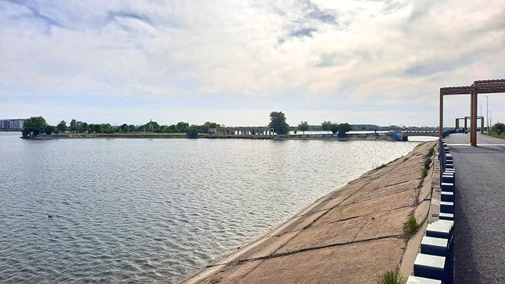 Bucharest Romania Insula Ingerilor Lake Dambovita Lacul Morii Angels Island esplanade