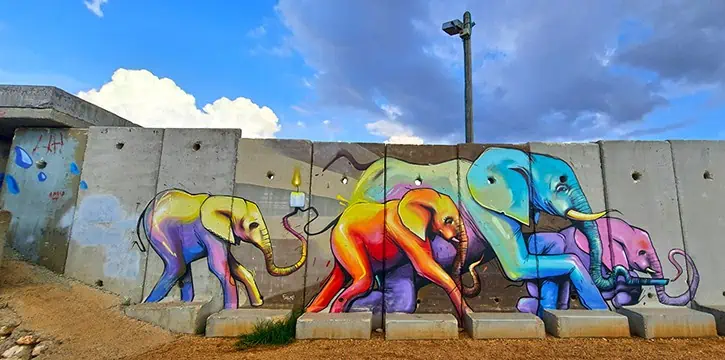 The Talking Walls of Shetula Kirot Medabrim Israel 9